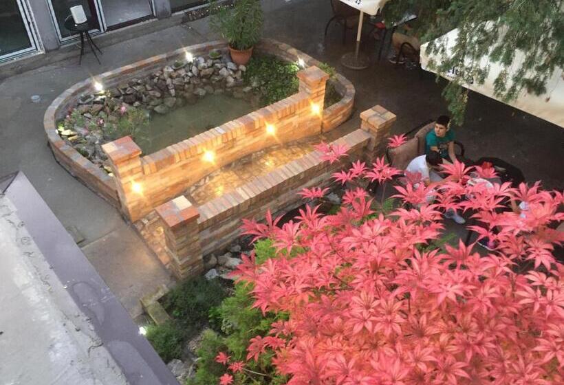 تختخواب و صبحانه Garden House