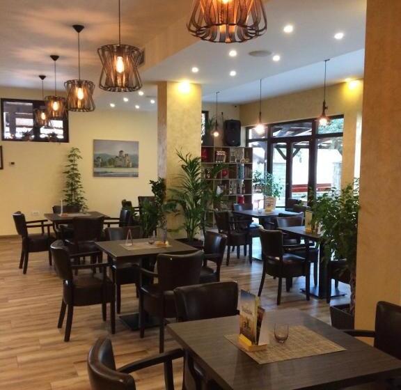 تختخواب و صبحانه Garden House