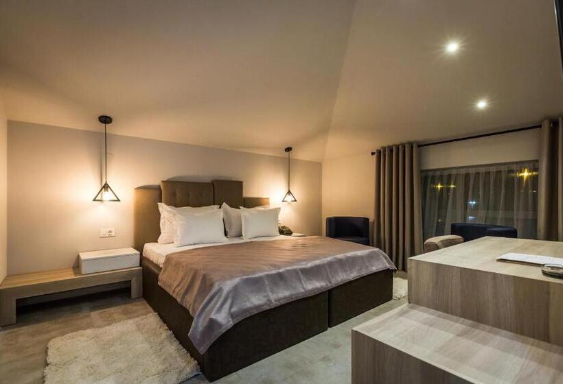 هتل Crystal Light