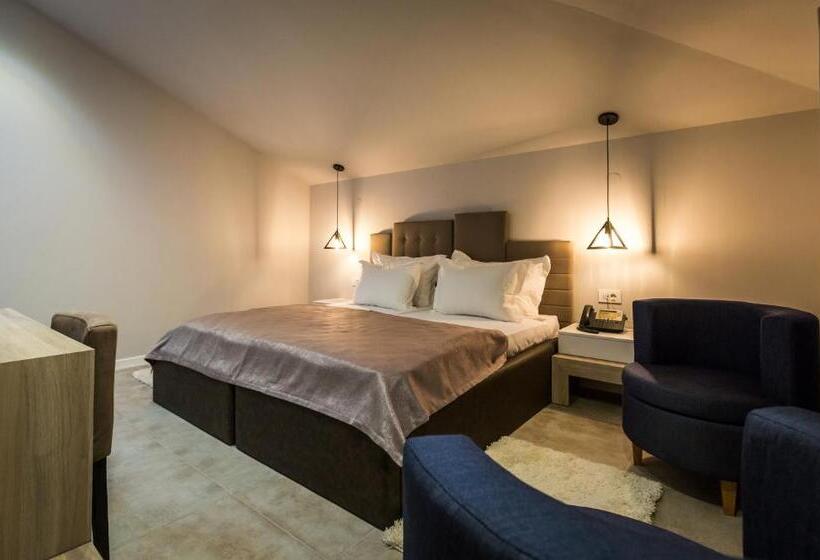 هتل Crystal Light