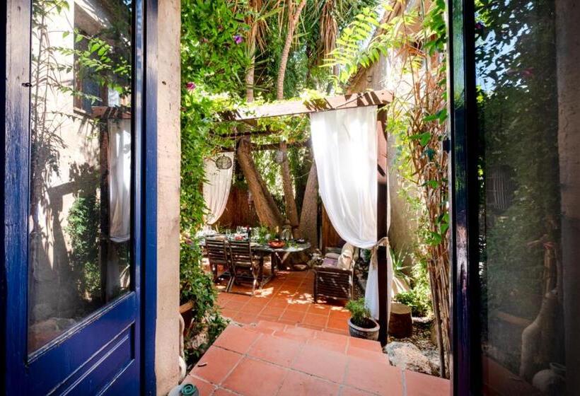 تختخواب و صبحانه Little Vine