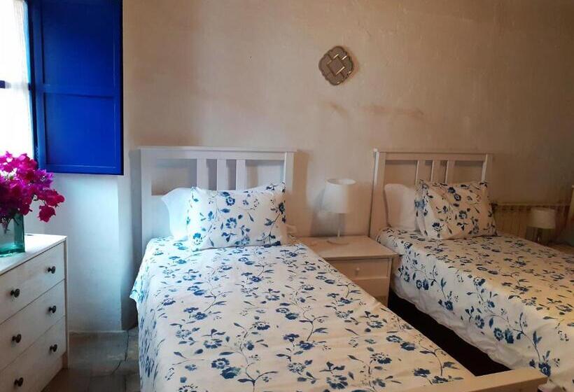 تختخواب و صبحانه Little Vine