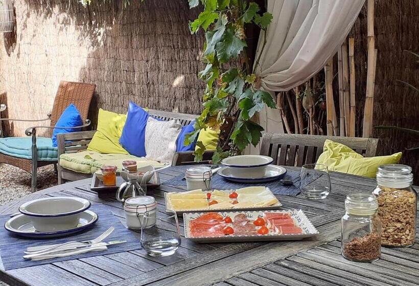 تختخواب و صبحانه Little Vine