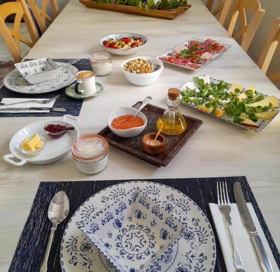 تختخواب و صبحانه Little Vine