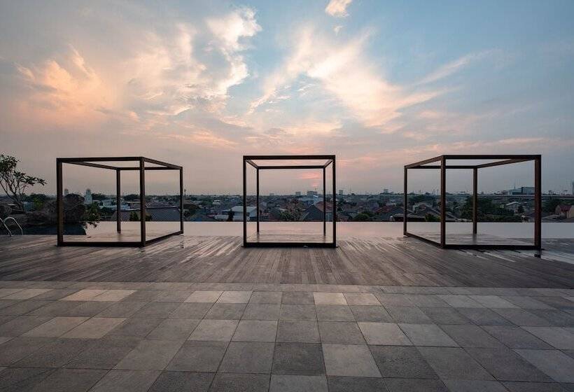 هتل Oyo 2245 Apartment Grand Kamala Lagoon