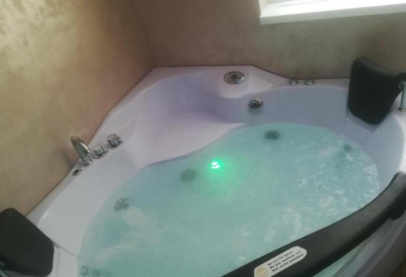 پانسیون Jacuzzi Room