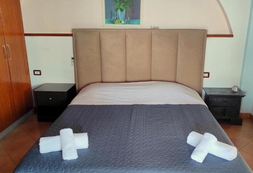 پانسیون Q Bay Apartments