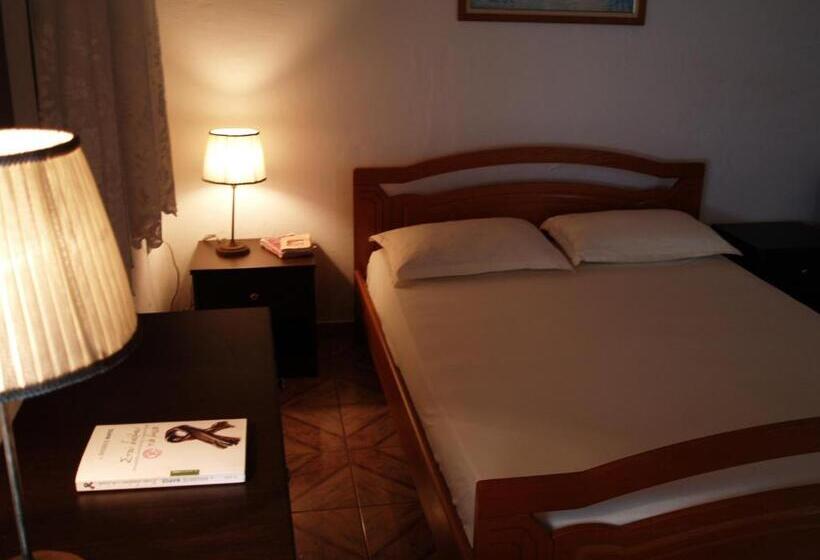 پانسیون Q Bay Apartments