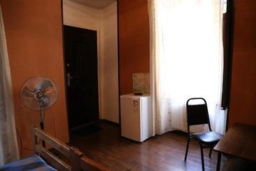 پانسیون Private Rooms In The City Center   Chonqadze 9