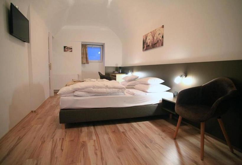 פנסיון Pizza Tábor Apartman