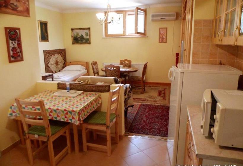 Пансион Eszter Apartman