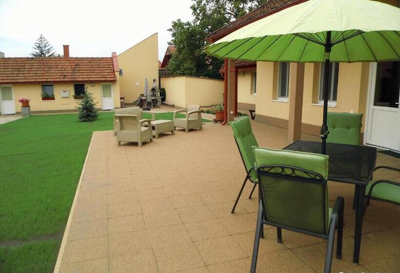 Пансион Eszter Apartman