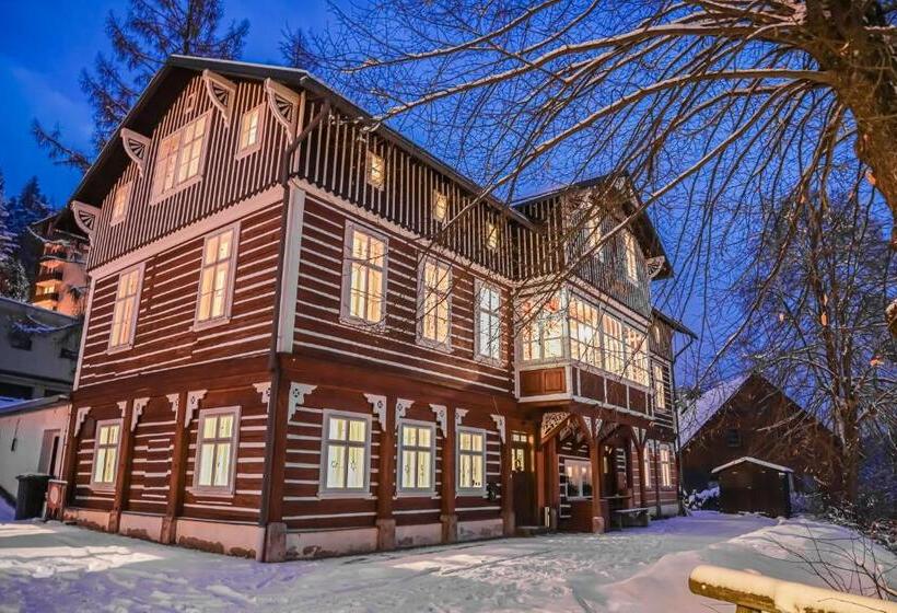 پانسیون Penzion Flora