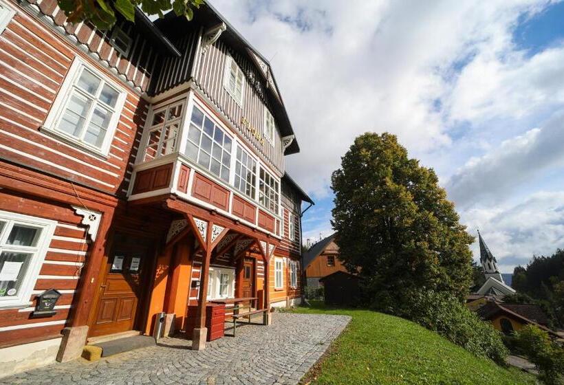 پانسیون Penzion Flora