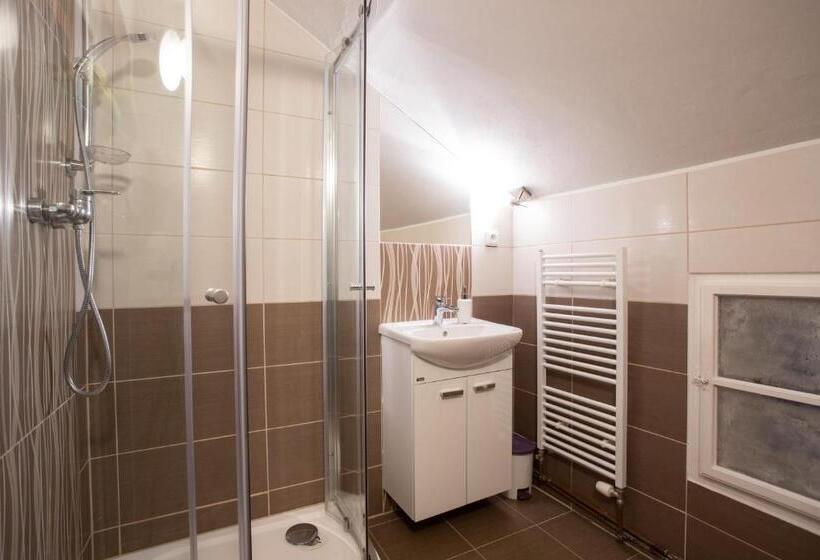 پانسیون Penzion Flora