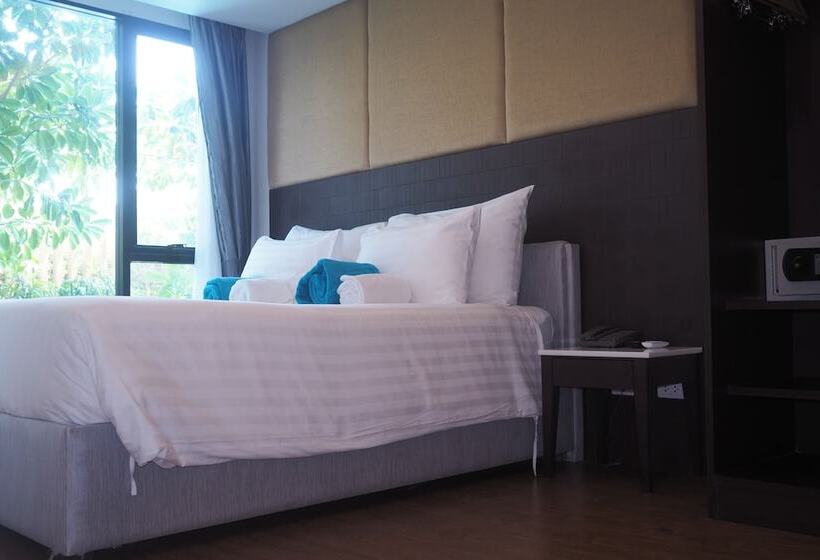 هتل The Aristo Resort