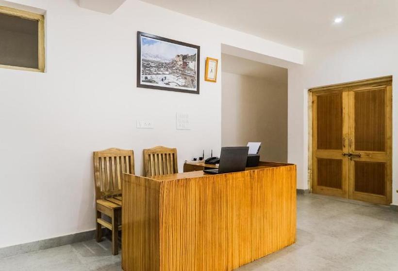ホテル Oyo 72466  Charvi Inn