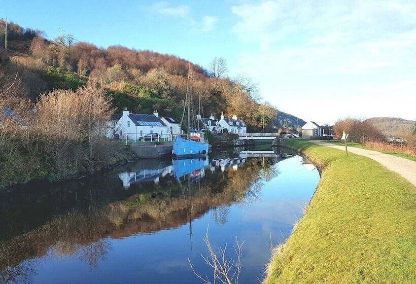 Crinan Canal Cottage No8, Kilmartin