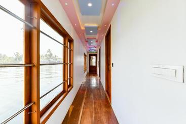 هتل Oyo 28075 Relax In Kerala 3 Bhk