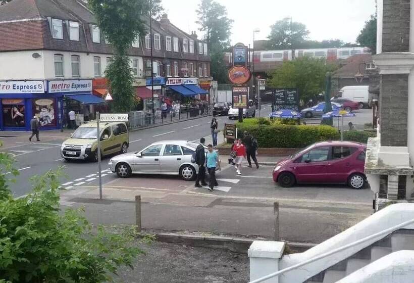 هتل Crompton Guest House