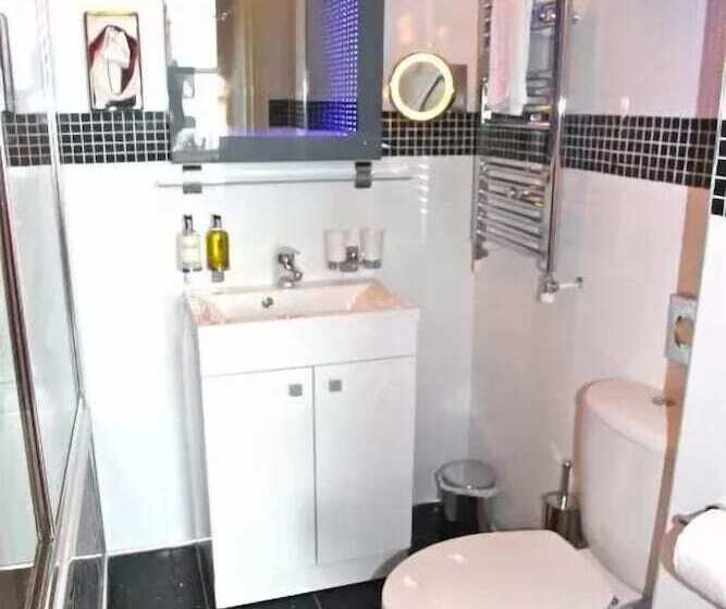 هتل Crompton Guest House