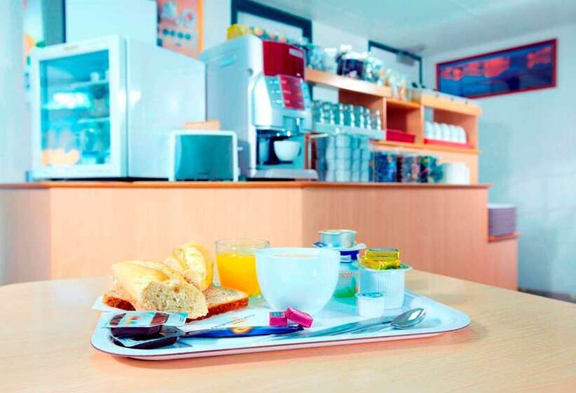 Отель Premiere Classe Coulommiers Mouroux