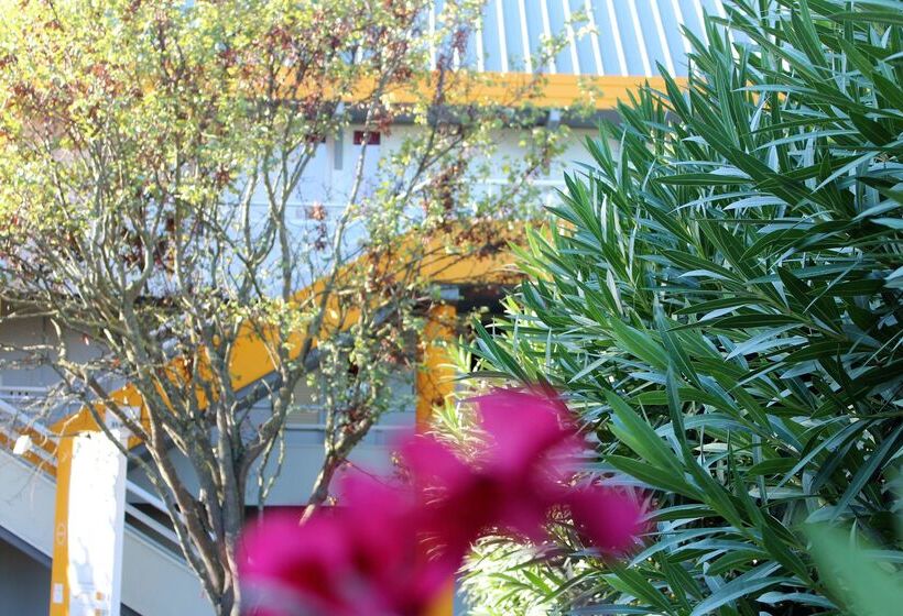 Отель Premiere Classe Orange