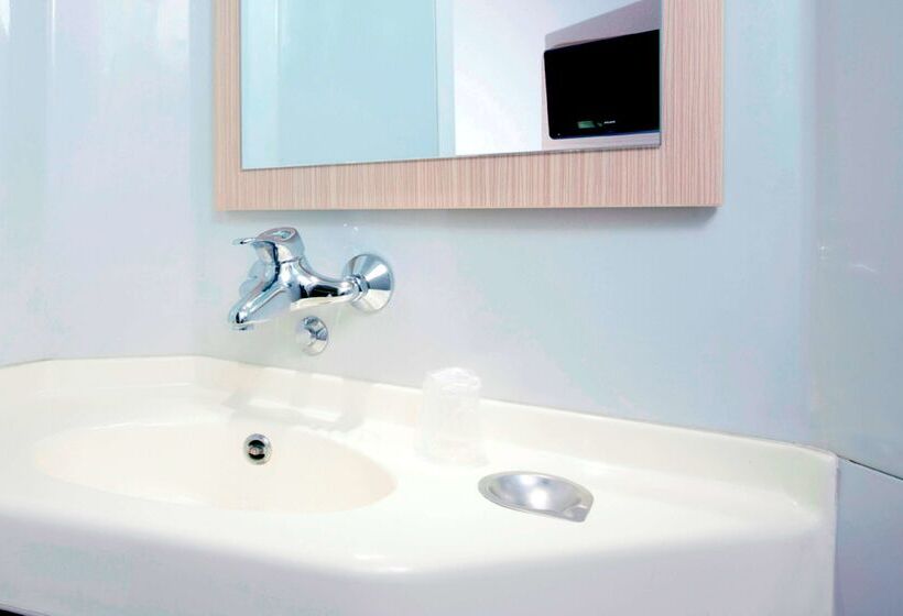 Отель Premiere Classe Versailles  Saint Cyr L Ecole