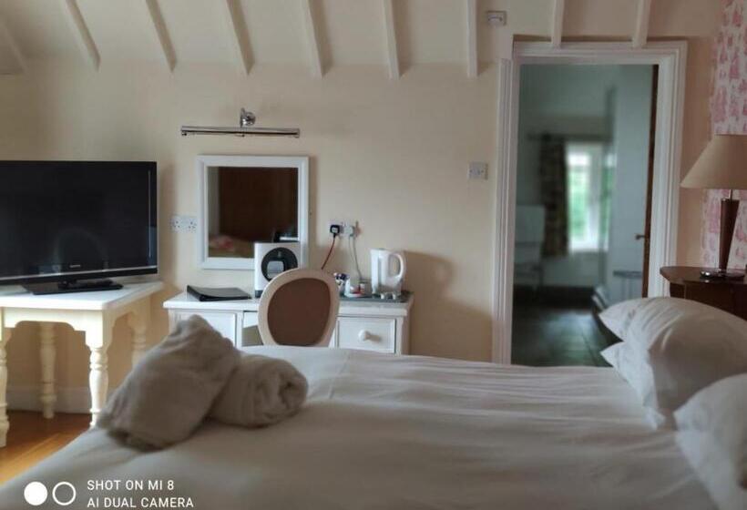 Отель The Thatched Cottage Inn
