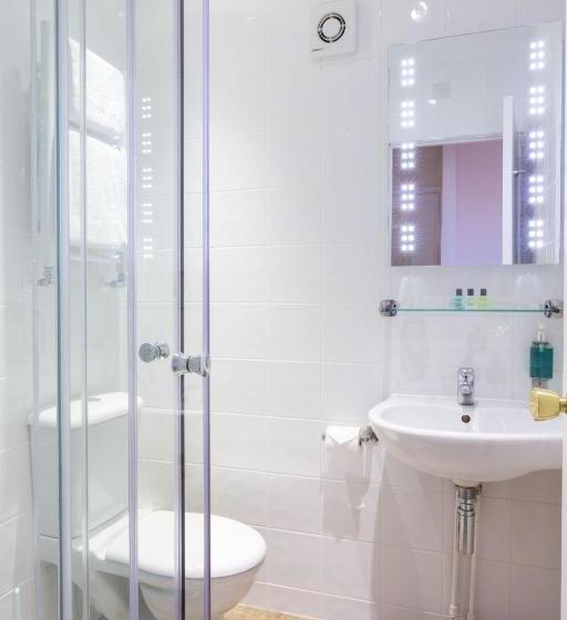 هتل The Lake Isle Restaurant With Rooms