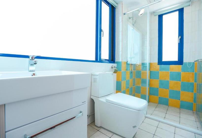 تختخواب و صبحانه Travel Light House