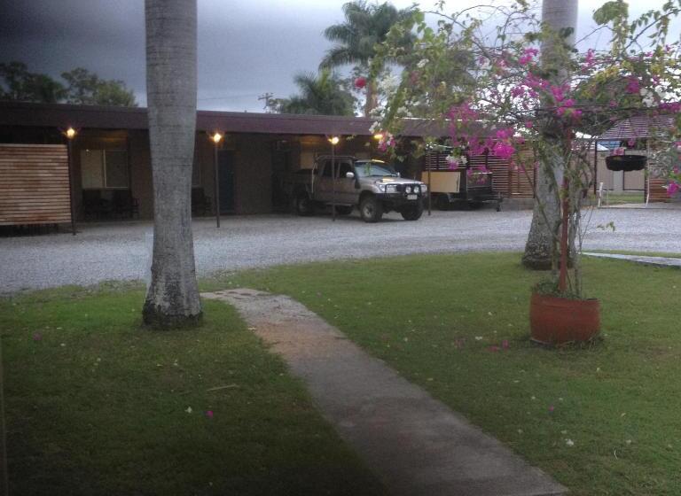 Bororen Hotel Motel