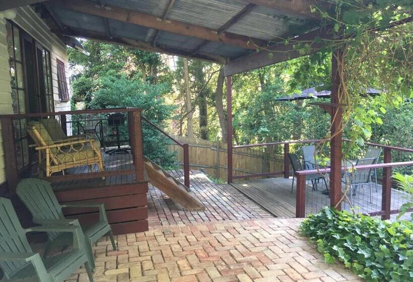 Stone's Throw Cottage Bed And Breakfast