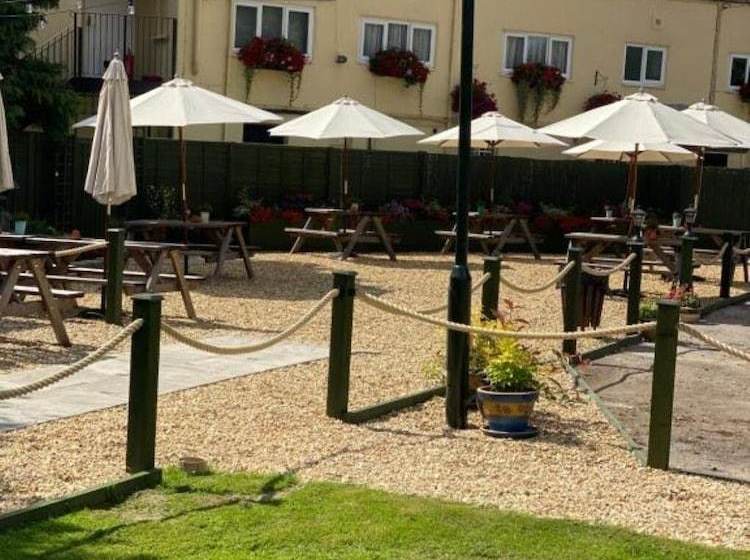 Greyhound Country Inn