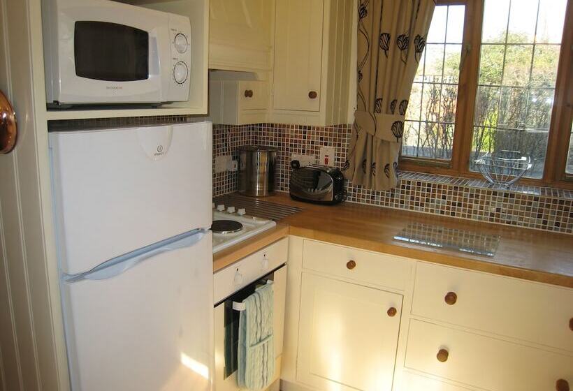 Measure Cottage   Sleeps Up To 5   Henley In Arden   Hot Tub