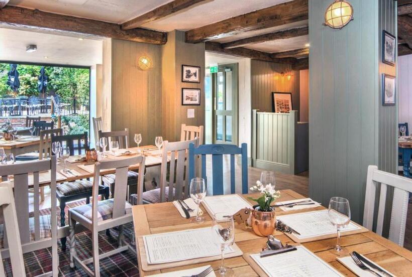 민박 Chequers Inn