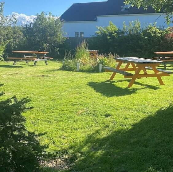 مبيت وإفطار The Penruddocke Arms