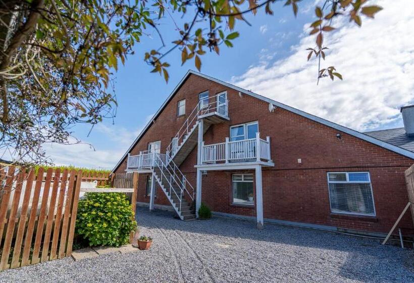 Hotel Coral Gables Guesthouse & Campsite