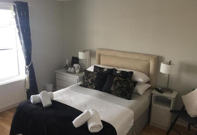 Hotel Coral Gables Guesthouse & Campsite