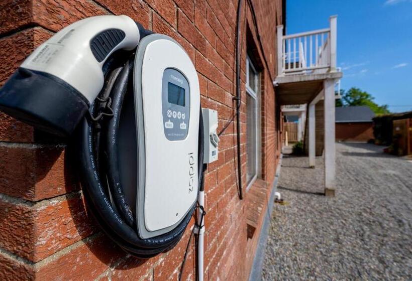 Hotel Coral Gables Guesthouse & Campsite