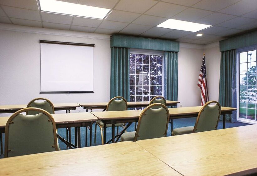 هتل La Quinta Inn By Wyndham Moline Airport