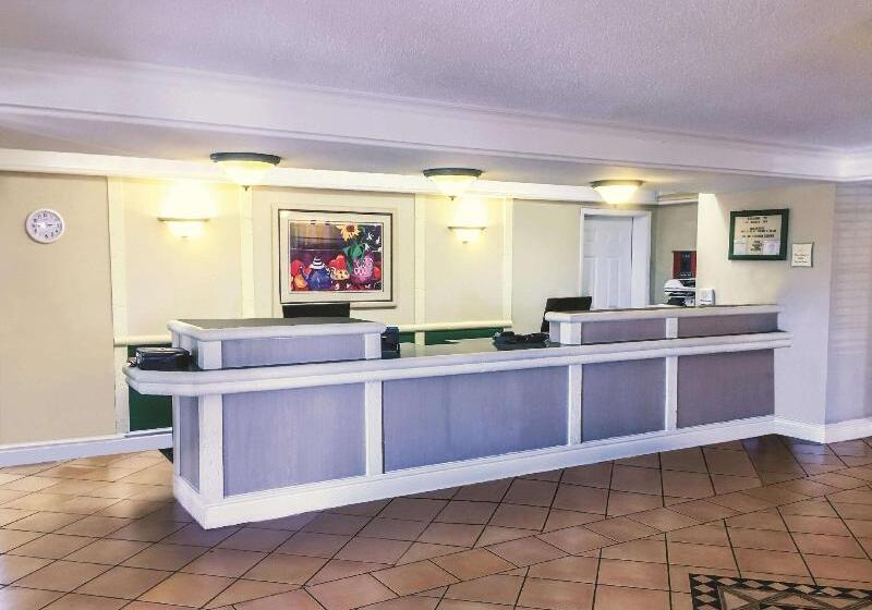 هتل La Quinta Inn By Wyndham Moline Airport