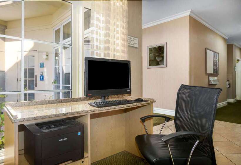 هتل La Quinta By Wyndham Austin Southwest