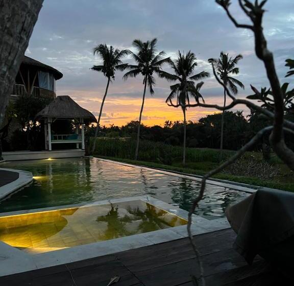 مبيت وإفطار Coco Verde Bali Resort