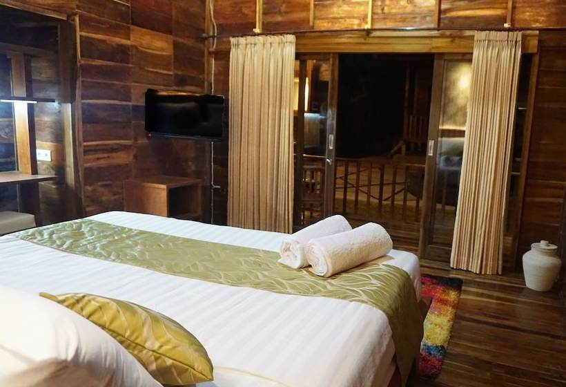Bed and Breakfast Ocho Bali Surf Camp