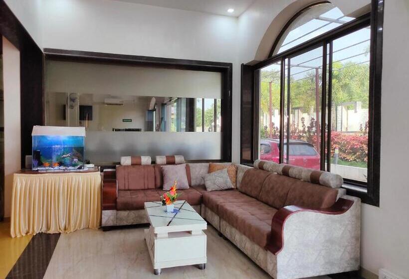 ホテル Nature Shield Lonavala