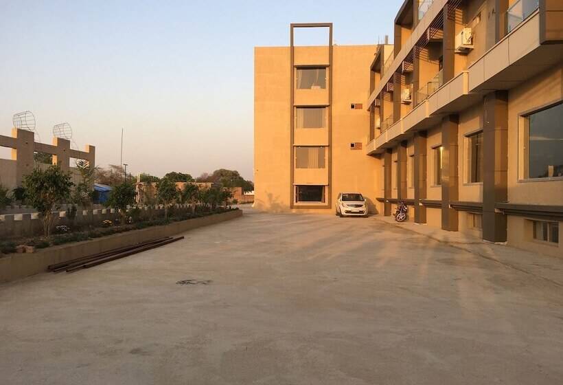 فندق Ratan Royal Inn