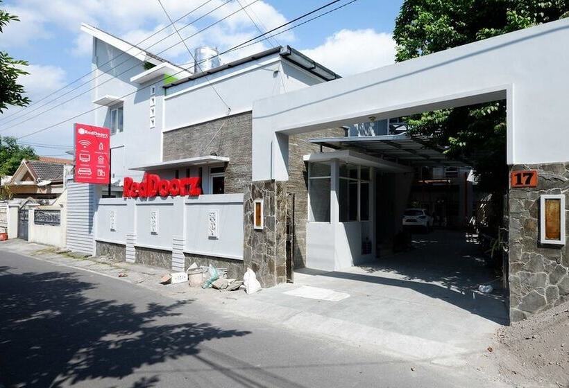 هتل Reddoorz Near Solo Square 3