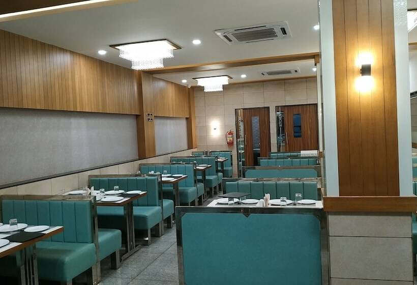 Отель Satkar Chhatral
