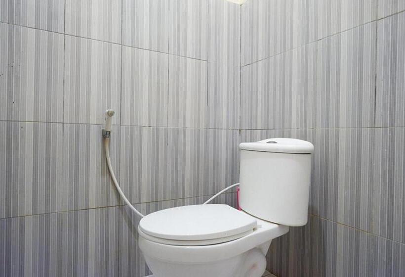 ペンション Reddoorz Syariah Near Alun Alun Pacitan 2